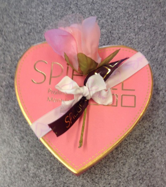 Herz in Violett gefüllt mit einer Pralinenmischung